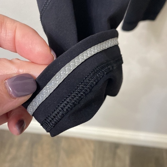 Lululemon black crop leggings size 4 - Picture 4 of 12